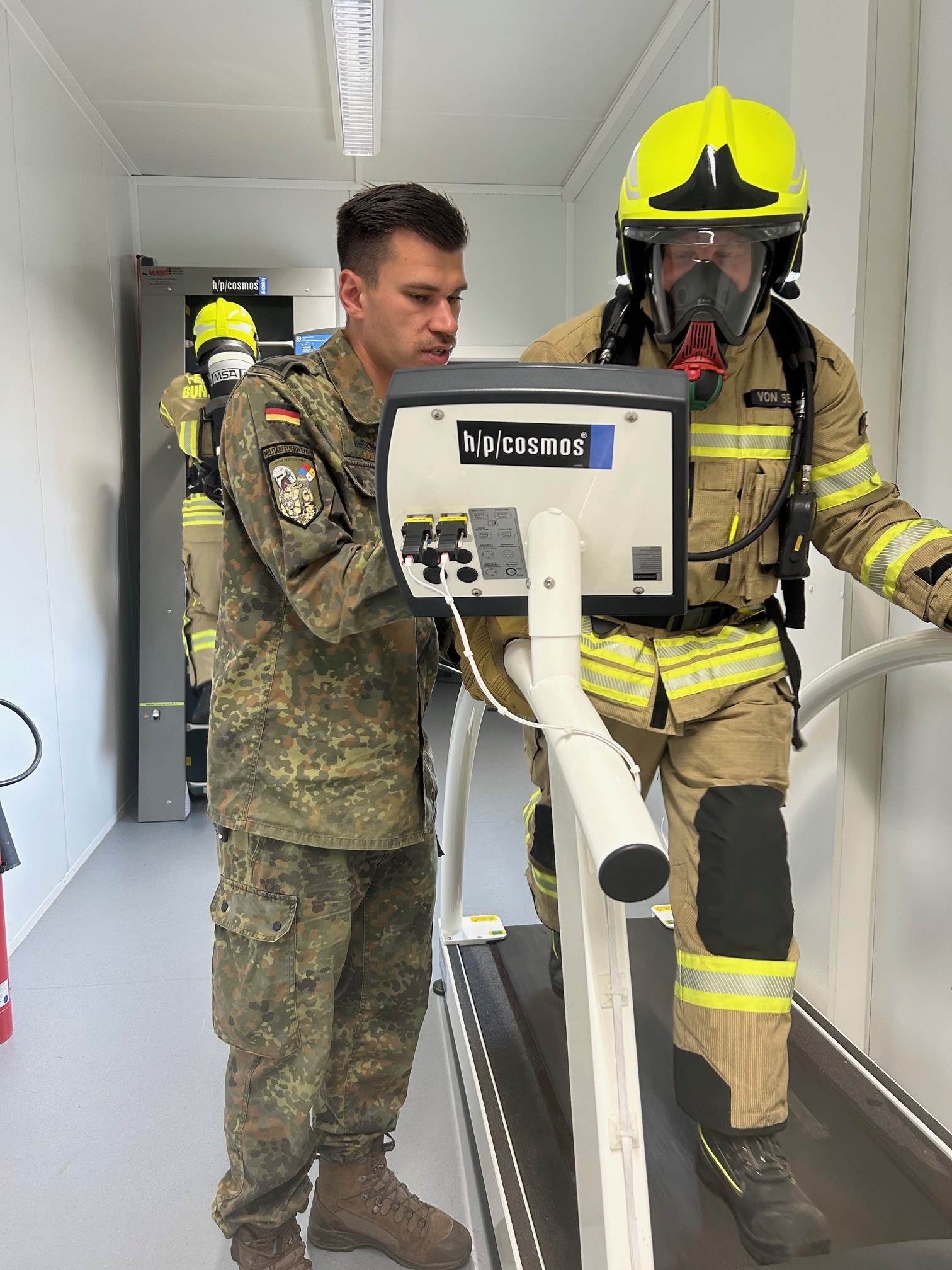 Bundeswehrsoldiers during breathing apparatus stress test.jpg