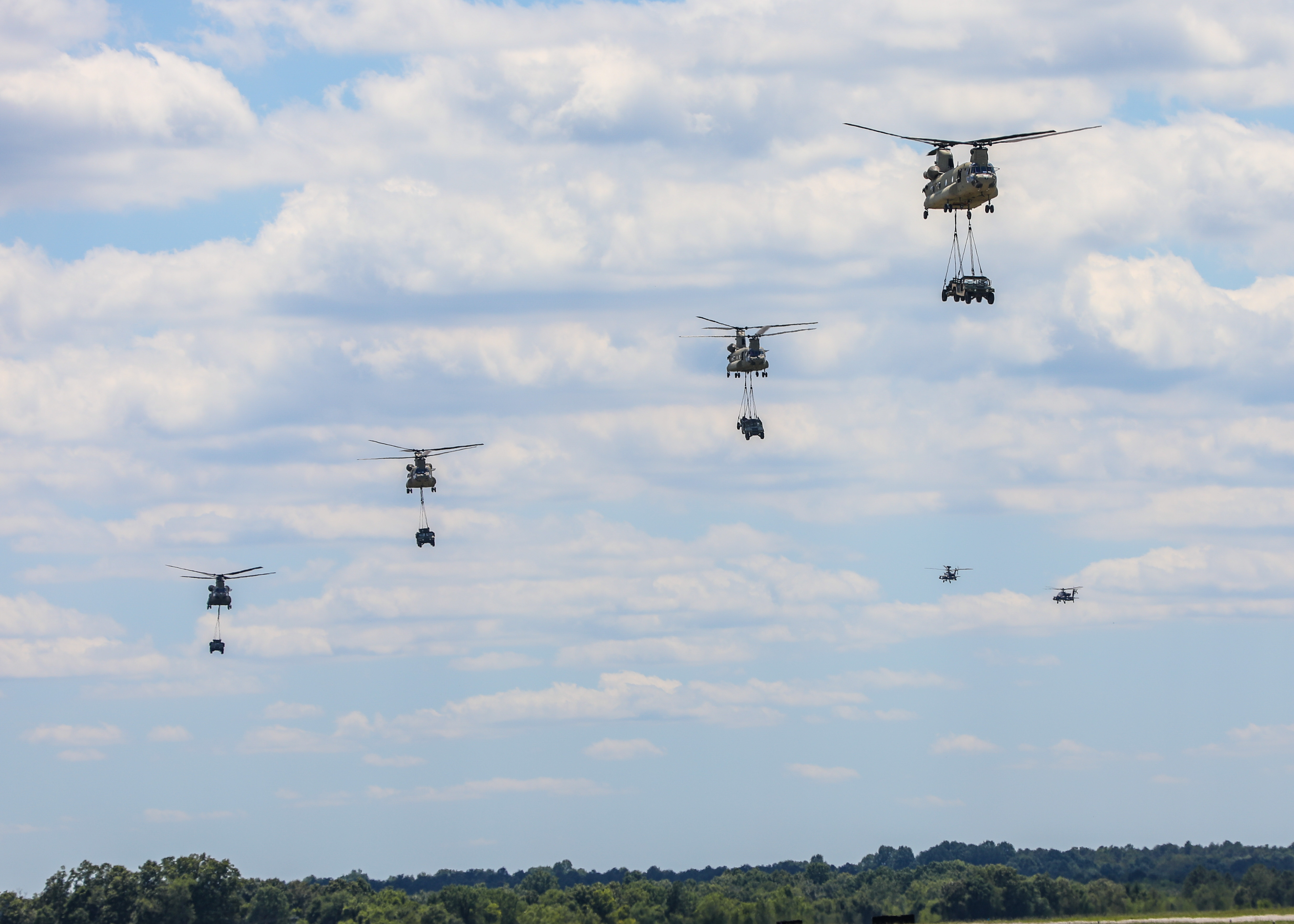 Fort Campbell Soldiers conduct sling load operations.