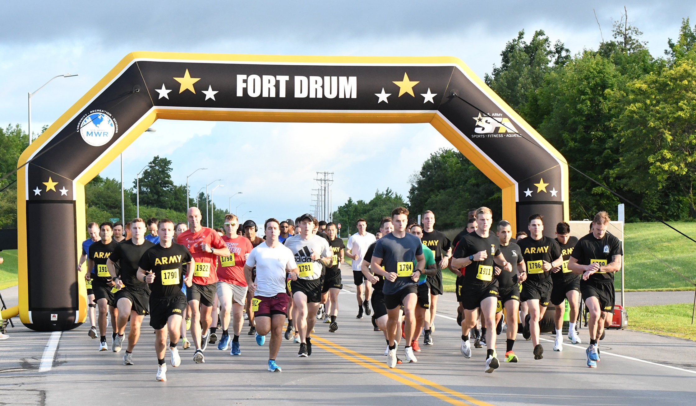 Soldiers leave the start line of the Army Ten Miler Third Qualifier.