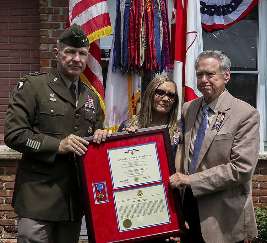 Distinguished Service Cross - Ollis cr wb.jpg