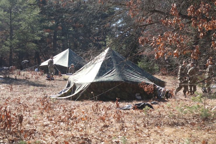 Photo: Soldiers setting up tents