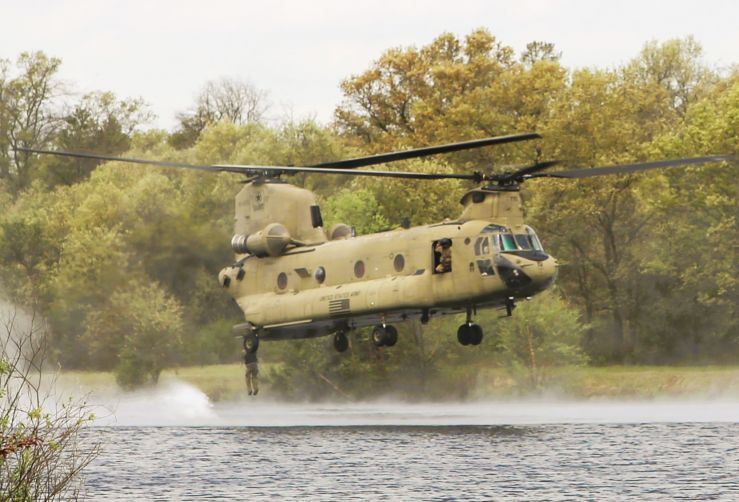 CH-47 Chinook crew helps Army Reserve competitors for 2025 Best Squad competition at Fort McCoy