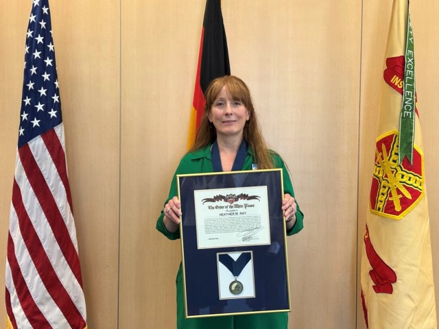 USAG Rheinland-Pfalz presents director with Army’s highest DFMWR award