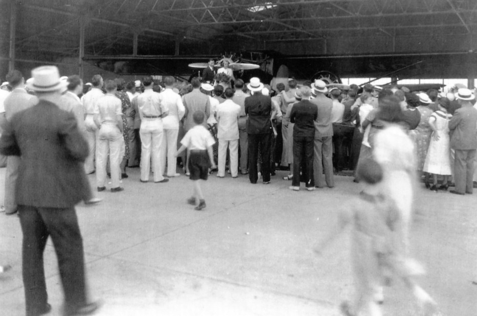 A crowd views a Strachan Skyways